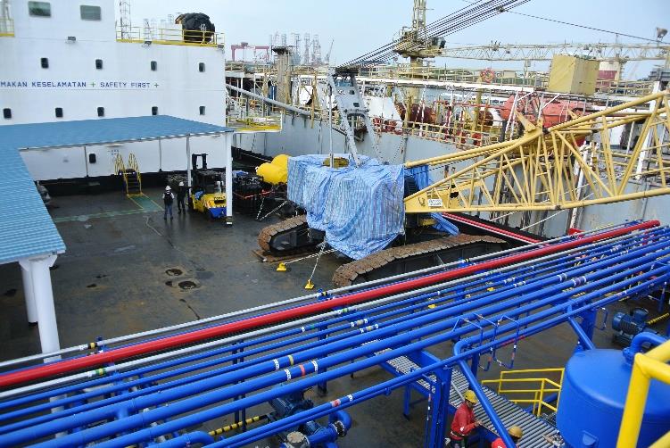 Crawler crane on deck for FLMP operations