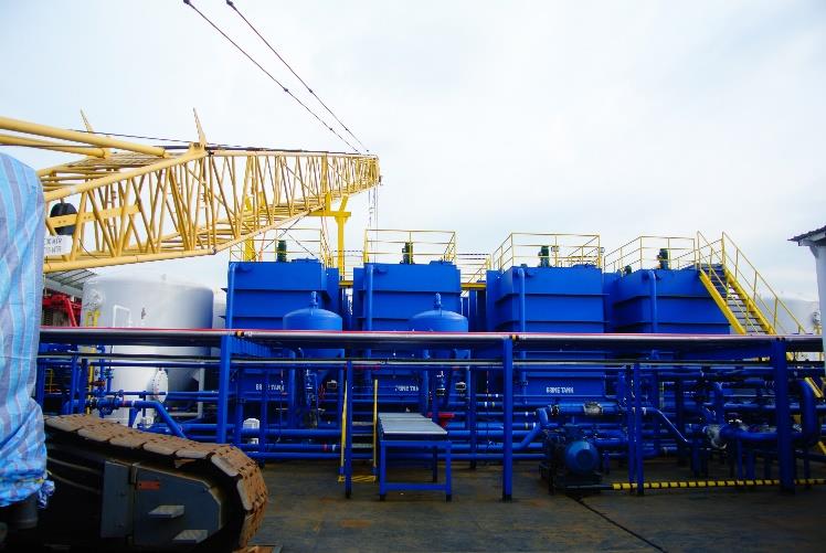 Mud tank arrangements with crawler crane