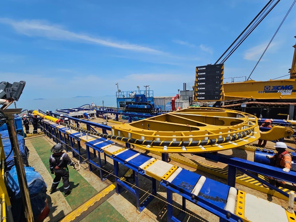 Quadrant deck operations — cable through the rail