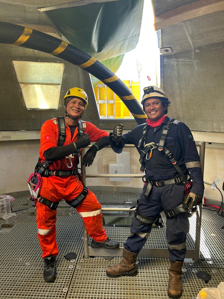 Offshore crew at J-tube — TPC II