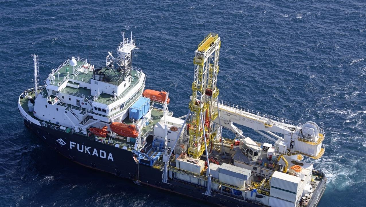 150 MT Rated Pull Drill String Heave Compensation System — Fukada vessel with GMTR-150 twin-tower drill rig (Geoquip Marine AG, 2015)